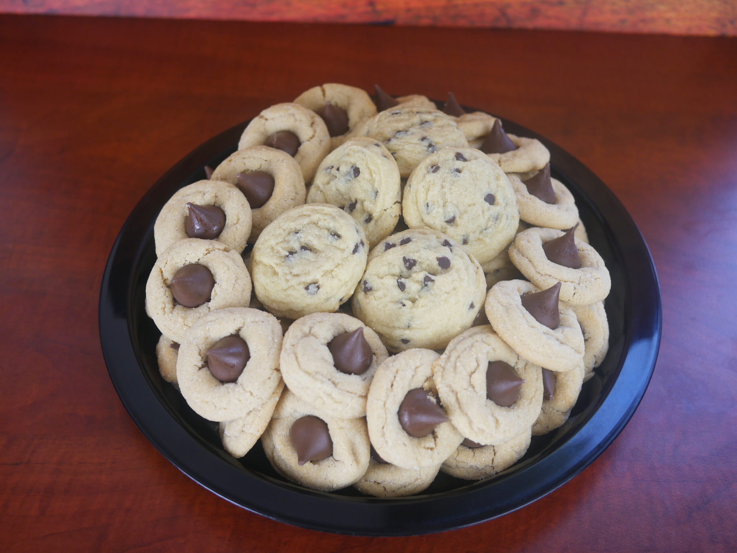 12" Tollhouse & Peanut Butter Blossom Cookie Tray